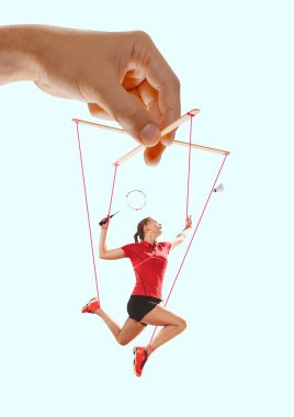 Kadınların elinde kukla gibi bir kadın. Manipülasyon kavramı