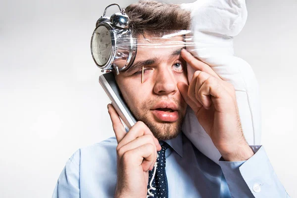 Ung man får mycket arbete och deadline, sömnlöshet — Stockfoto