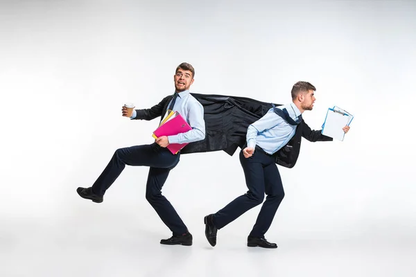 Junger Mann torkelt zwischen den Fällen — Stockfoto