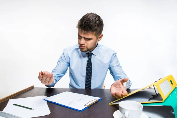 L'inchiostro nella penna è finito bruscamente e l'uomo è costretto a scrivere a matita. — Foto Stock