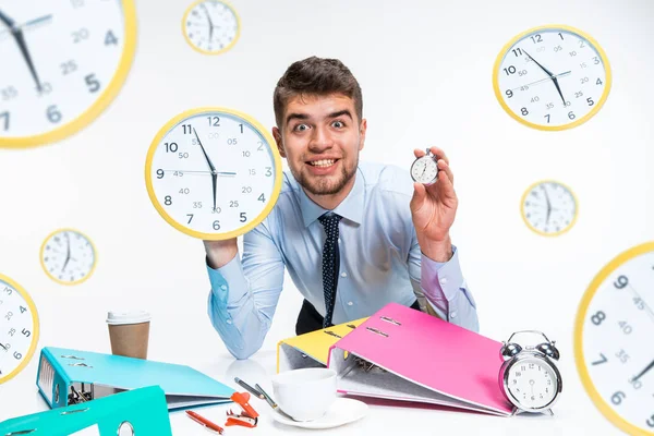 Jonge man kan niet wachten om naar huis te gaan van het vervelende kantoor — Stockfoto