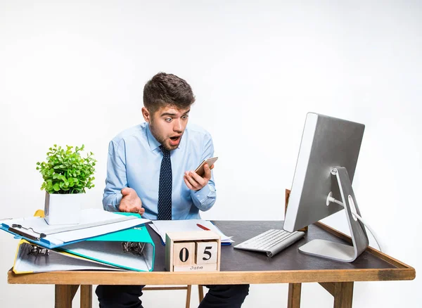 El joven recibiendo información espantosa e impactante — Foto de Stock