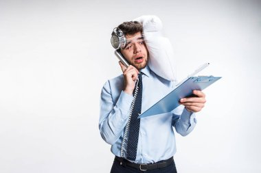 Genç adam iş ve son tarih, uykusuzluk bir sürü alıyorum