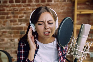 Evde müzik, yayın ve şarkı söyleyen kadın