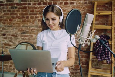 Evde müzik, yayın ve şarkı söyleyen kadın
