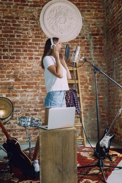 Vrouw opnemen van muziek, uitzenden en zingen thuis — Stockfoto