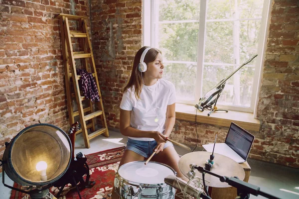 Vrouw muziek opnemen, drums spelen en zingen thuis — Stockfoto
