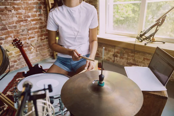 Vrouw muziek opnemen, drums spelen en zingen thuis — Stockfoto