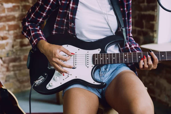 Mulher gravando música, tocando guitarra e cantando em casa — Fotografia de Stock