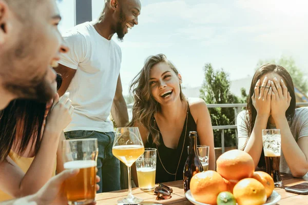 Unga grupp vänner dricker öl och firar tillsammans — Stockfoto