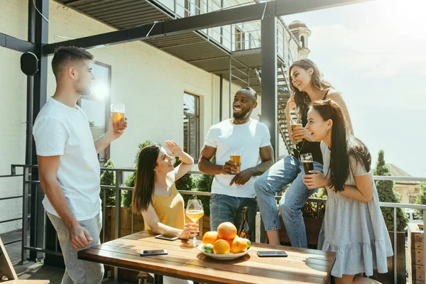 Jeune groupe d'amis boire de la bière et célébrer ensemble — Photo