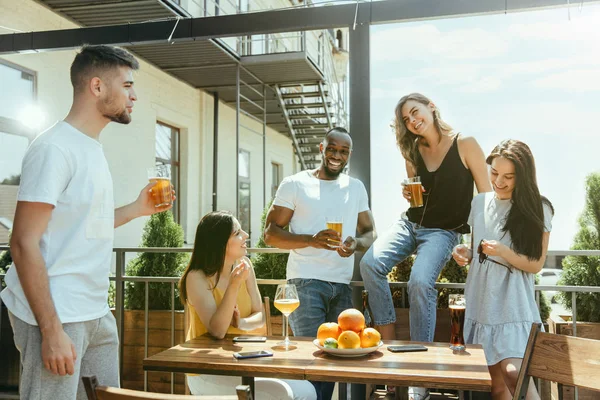 맥주를 마시고 함께 축하하는 친구들의 젊은 그룹 — 스톡 사진