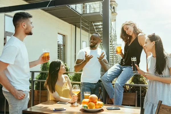 Jeune groupe d'amis boire de la bière et célébrer ensemble — Photo