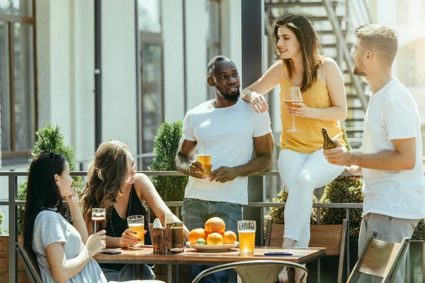 Jeune groupe d'amis boire de la bière et célébrer ensemble — Photo