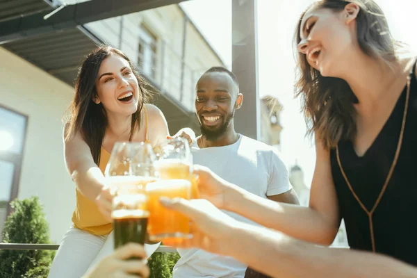 Junge Gruppe von Freunden trinkt Bier und feiert zusammen — Stockfoto