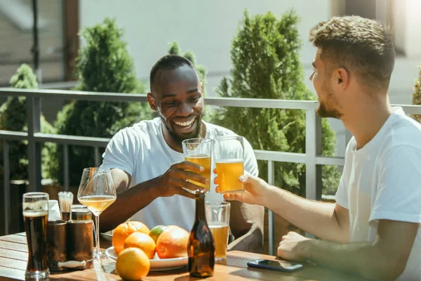 Jeunes hommes buvant de la bière et célébrant ensemble — Photo
