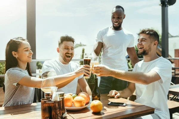 Jeune groupe d'amis boire de la bière et célébrer ensemble — Photo