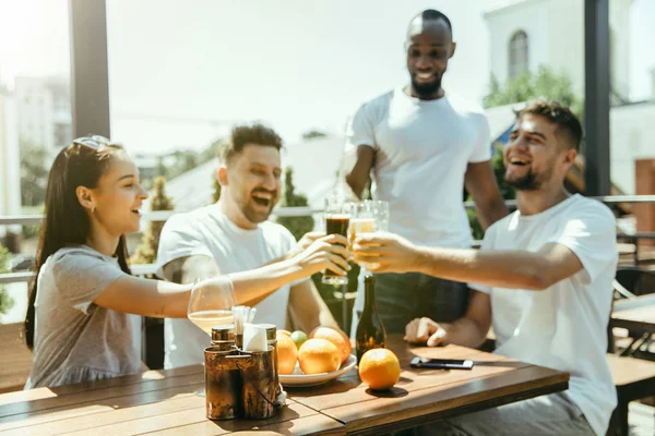 Mladá skupina přátel popíjí pivo a oslavuje spolu — Stock fotografie