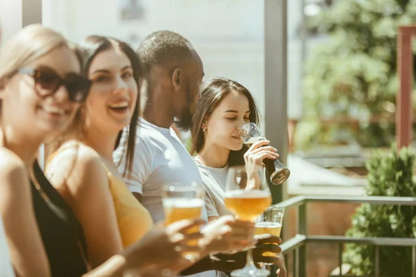 Młoda Grupa przyjaciół pije piwo i świętuje razem — Zdjęcie stockowe