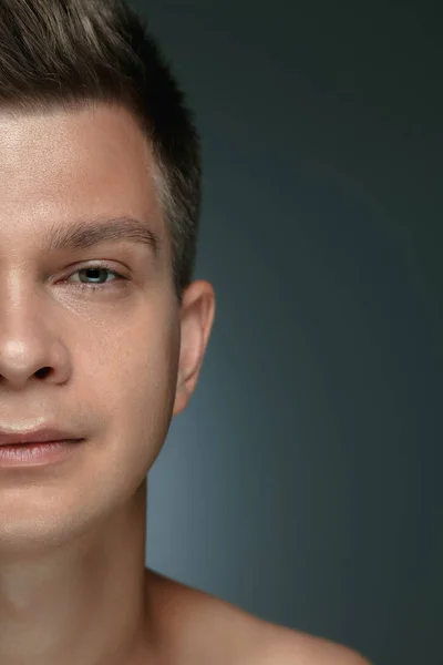 Close-up retrato de jovem isolado em fundo estúdio cinza — Fotografia de Stock