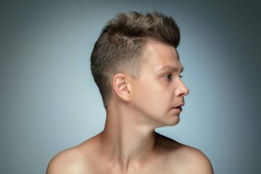 Gri stüdyo arka plan izole gömleksiz genç adam Portresi
