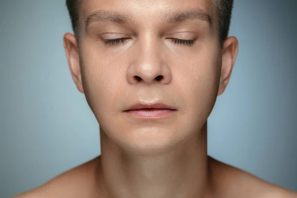 Πορτρέτο του ημίγυμνος νέος άνθρωπος απομονώνεται σε γκρι στούντιο φόντο — Φωτογραφία Αρχείου