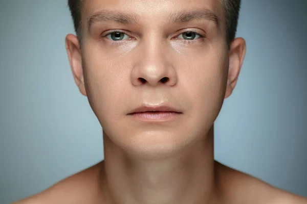 Muotokuva paidaton nuori mies eristetty harmaa studio tausta — kuvapankkivalokuva