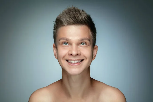 Retrato de un joven sin camisa aislado sobre fondo gris del estudio — Foto de Stock