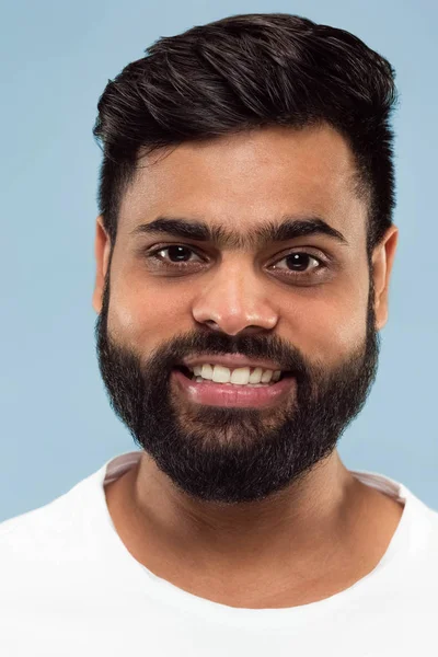 Primer plano retrato de un joven sobre fondo azul . — Foto de Stock