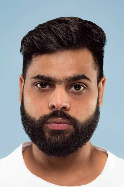 Primer plano retrato de un joven sobre fondo azul . — Foto de Stock