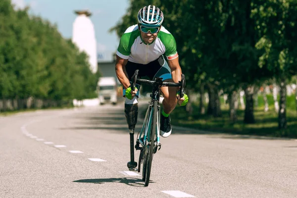 Athlete disabled amputee training in cycling — Stock Photo, Image