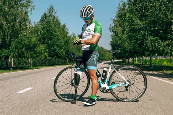 Dnipro, Ucrania - 12 de julio de 2019: atleta con discapacidad o amputado entrenando en ciclismo — Foto de Stock