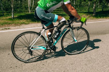 Dnipro, Ukrayna - 12 Temmuz 2019: bisiklet engelli veya ampute eğitimi alan atlet