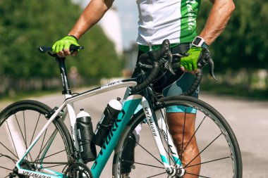 Dnipro, Ukrayna - 12 Temmuz 2019: bisiklet engelli veya ampute eğitimi alan atlet