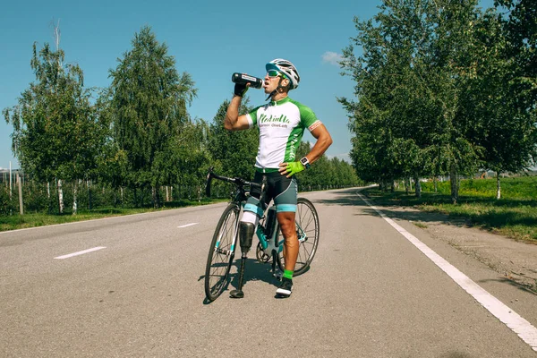 Dnipro, Ucraina - 12 luglio 2019: atleta con disabilità o amputato in bicicletta — Foto Stock
