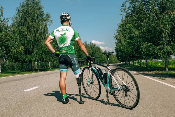 Dnipro, Ucrania - 12 de julio de 2019: atleta con discapacidad o amputado entrenando en ciclismo — Foto de Stock