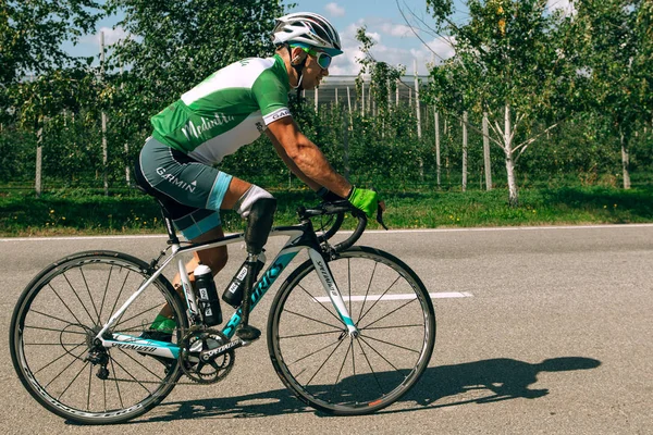 Dnipro, ยูเครน - 12 กรกฎาคม 2019: นักกีฬาที่มีความพิการหรือการฝึกอบรมคณะกรรมการในการขี่จักรยาน — ภาพถ่ายสต็อก