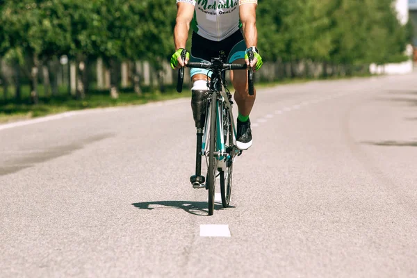 Dnipro, Ucraina - 12 luglio 2019: atleta con disabilità o amputato in bicicletta — Foto Stock