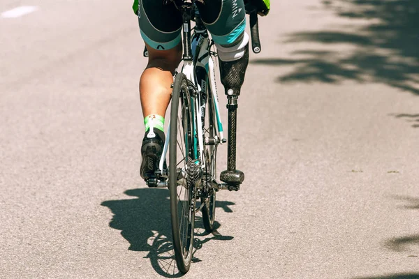 Dnipro, Ukrayna - 12 Temmuz 2019: bisiklet engelli veya ampute eğitimi alan atlet