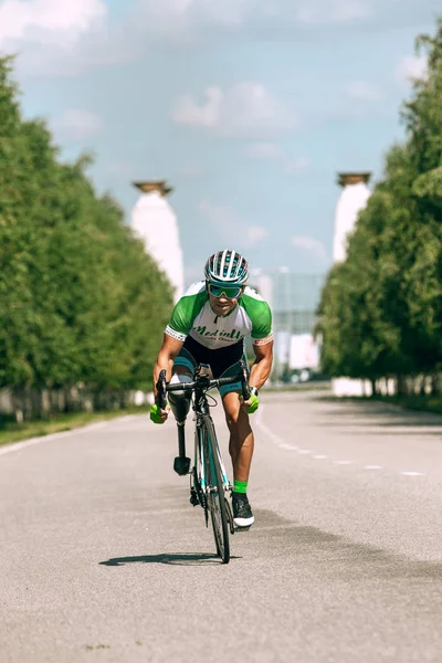 Dnipro, Ukrayna - 12 Temmuz 2019: bisiklet engelli veya ampute eğitimi alan atlet