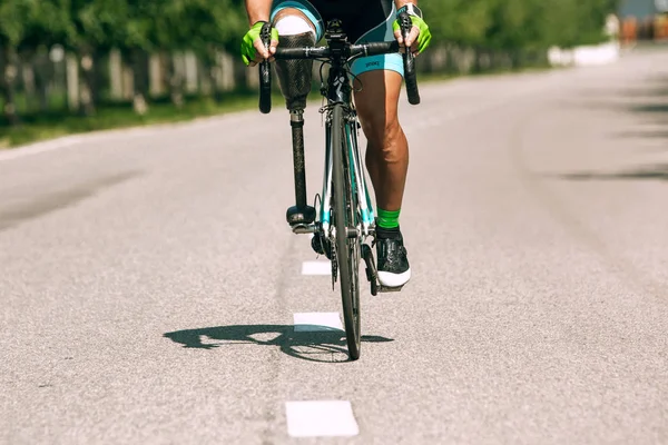 Dnipro, Ucraina - 12 luglio 2019: atleta con disabilità o amputato in bicicletta — Foto Stock