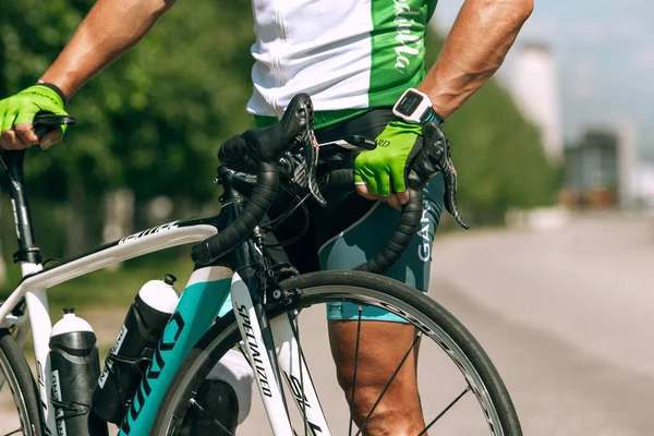 Dnipro, Ukrayna - 12 Temmuz 2019: bisiklet engelli veya ampute eğitimi alan atlet