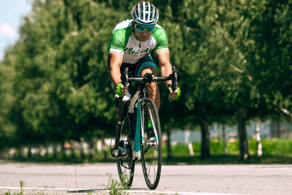 Dnipro, Ukraine - 12 juillet 2019 : athlète handicapé ou amputé en vélo — Photo