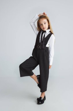 Uzun bir yaz tatilinden sonra okula hazırlanan kız. Okula geri dön.