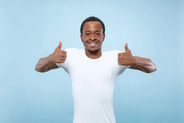 Halve lengte close-up portret van de jonge man op blauwe achtergrond. — Stockfoto