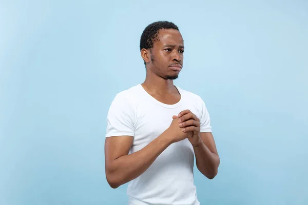 Media longitud primer plano retrato de hombre joven sobre fondo azul . —  Fotos de Stock