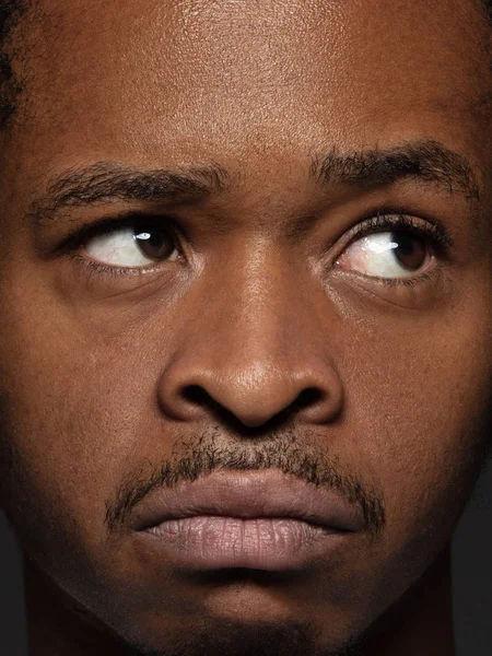 Close-up portret van de jonge Afro-Amerikaanse man — Stockfoto