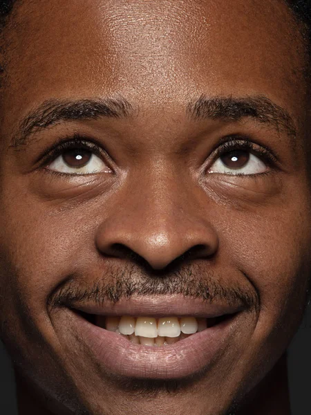 Nahaufnahme Porträt eines jungen afrikanisch-amerikanischen Mannes — Stockfoto