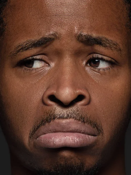 Zbliżenie portret młodego afrykańsko-amerykańskiego mężczyzny — Zdjęcie stockowe