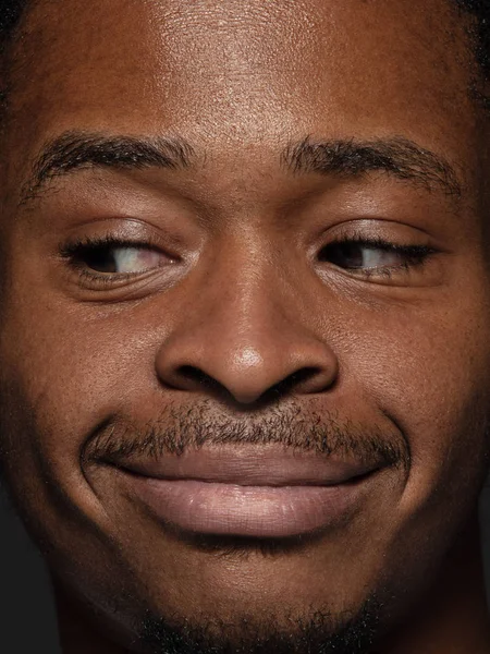 Genç Afrikalı-Amerikalı adamın portresini yakın — Stok fotoğraf